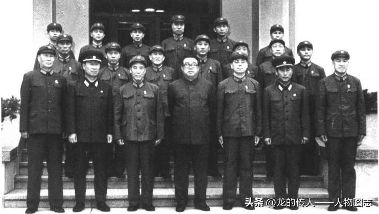 1974年5月，朝鲜民主主义人民共和国主席金日成(前左四)会见中国人民解放军友好