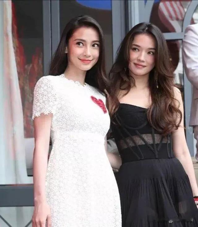 标准美女杨颖为什么会输给另类美女舒淇呢？

亦舒曾这样评价港姐李嘉欣——“美则美