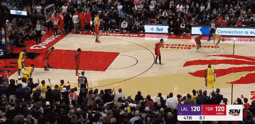 八村垒绝杀猛龙最后这一球，里夫斯被包夹，詹姆斯接到传球后，他完全可以自己攻，打进