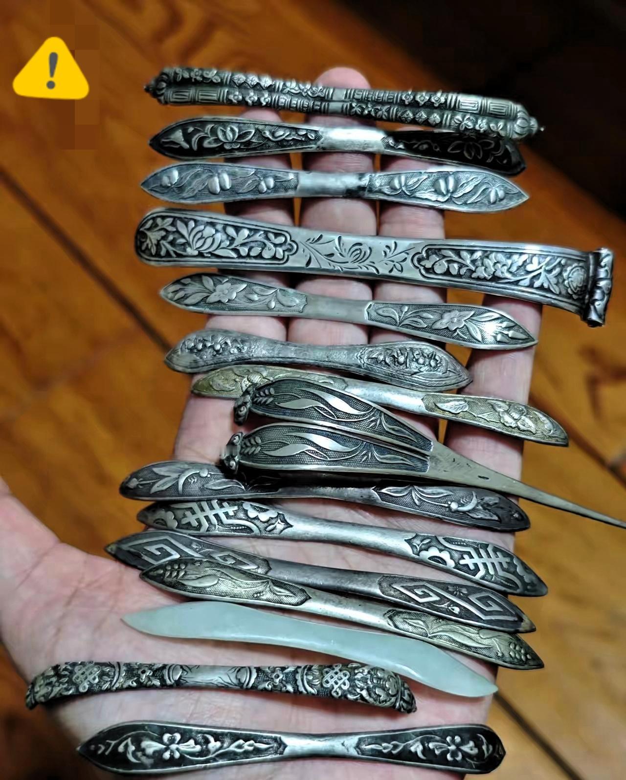 今天给婆婆收拾屋子，打开抽屉我惊了，发量不多的她竟藏了这么多双尖（发簪？）。我嫌