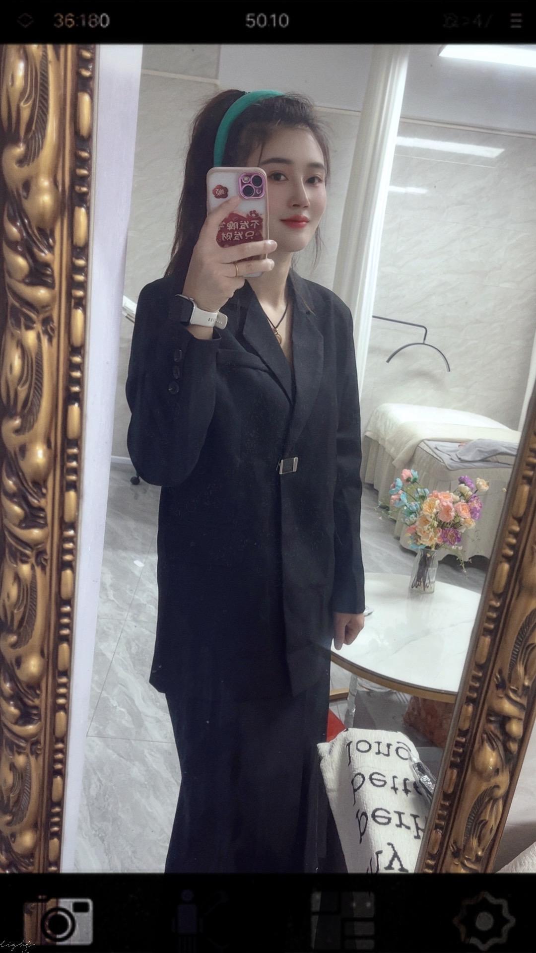 任何关系，都是阶段性的陪伴， 所以别太上头，陪你看遍花开的人，未必能陪...