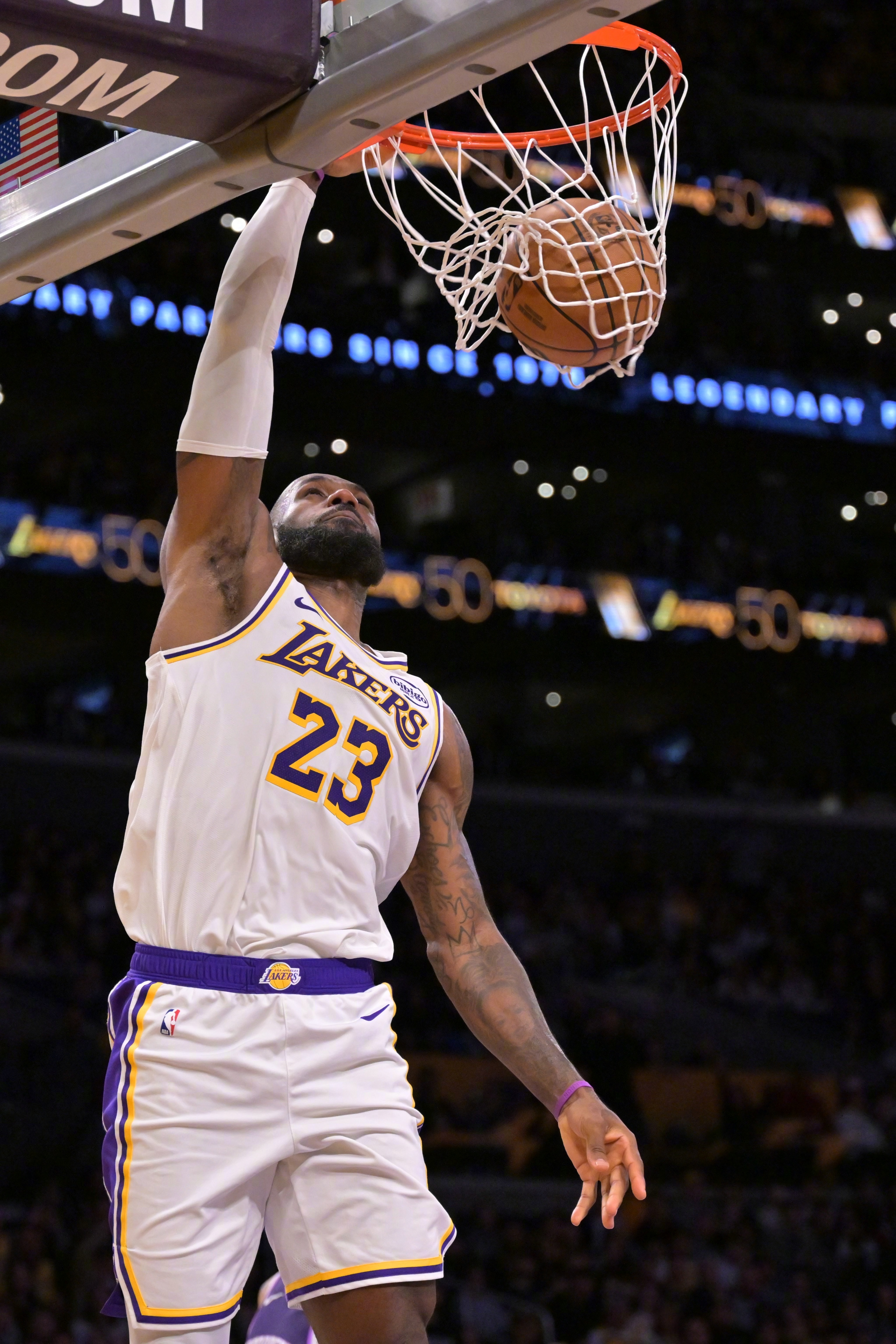 “油箱还有油”。NBA常规赛，湖人主场120-114逆转灰熊取得2连胜。湖人当家