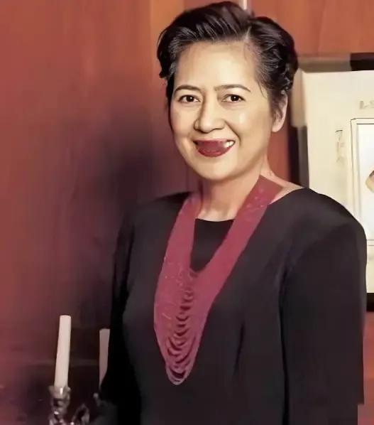 1992年，与李嘉欣纠缠不断，还经常出没风月场所的刘銮雄向妻子宝咏琴提出了离婚，