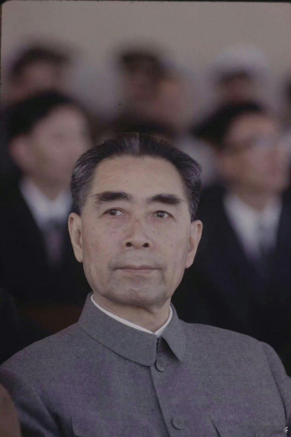 敬爱的周总理！你的人民很想你！清明节，路过的为敬爱的周总理献上一朵鲜花[鲜花][