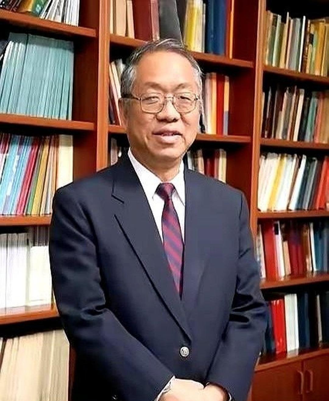 长久以来，丘成桐多次公开发声，态度鲜明：功利化刷题奥数、以升学为目标的高考选拔模
