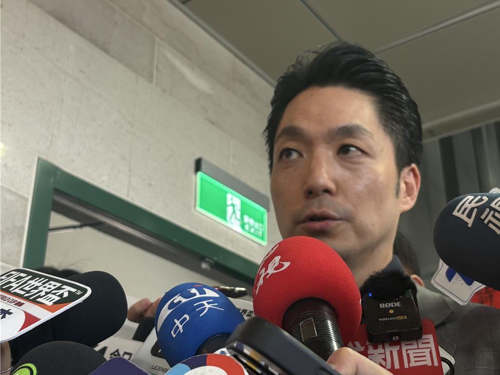 蒋万安表态全力支持无人机条款。

蒋万安直接跳过了蓝绿白三版无人机条例的细节争议