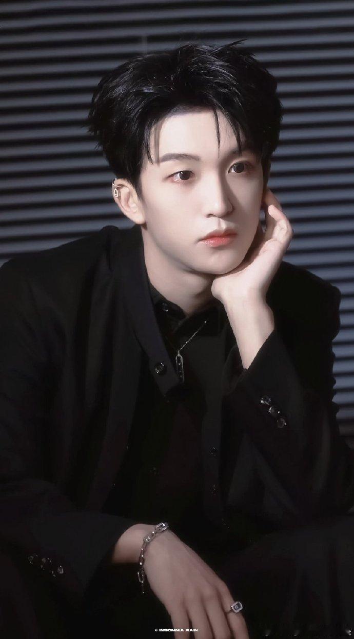黄子弘凡演唱会邀请陈哲远唱跳没想到能在综艺蹲到演唱会联动预告，黄子弘凡主动邀请陈