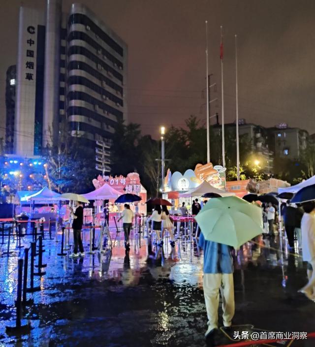 暴雨中排队两小时，跨城打飞的来吃！南京95后小伙把“垃圾食品”汉堡做成国潮网红，