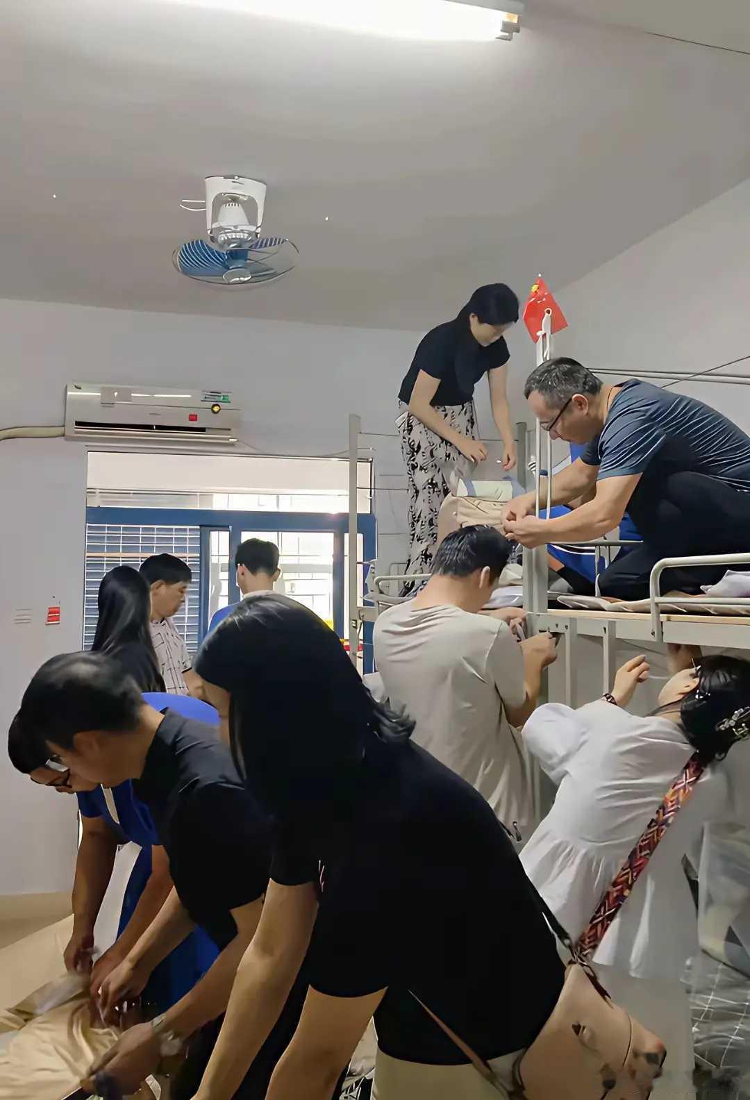 情感[超话]  这也许是父母能参与的最后一次“亲子活动”：大一开学铺床！！ ​​