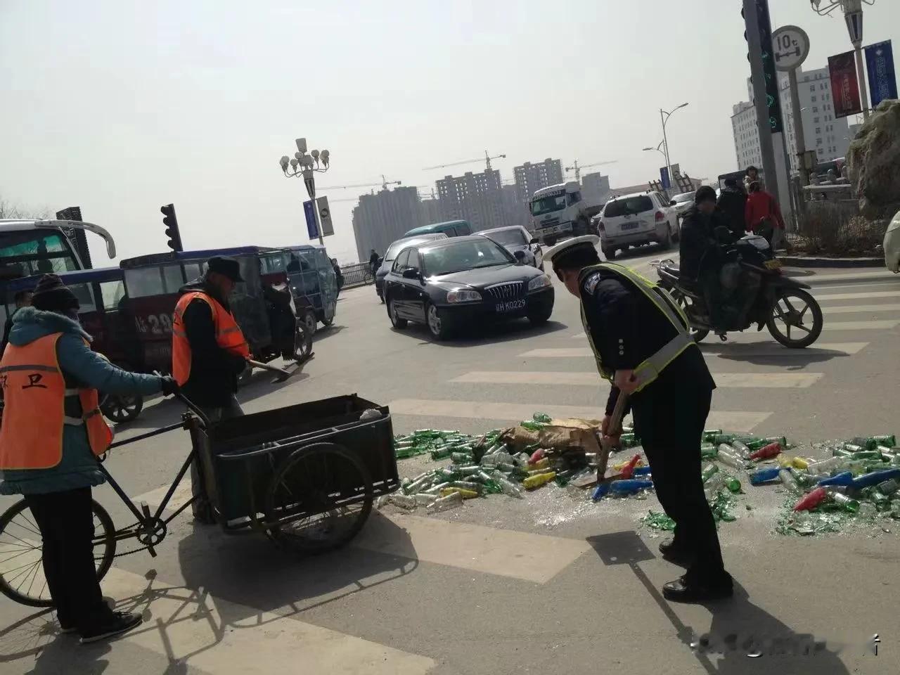 早晨上班途中，我目睹并记录了这暖心的一幕——
正所谓一天之计在于晨，七八点钟的早