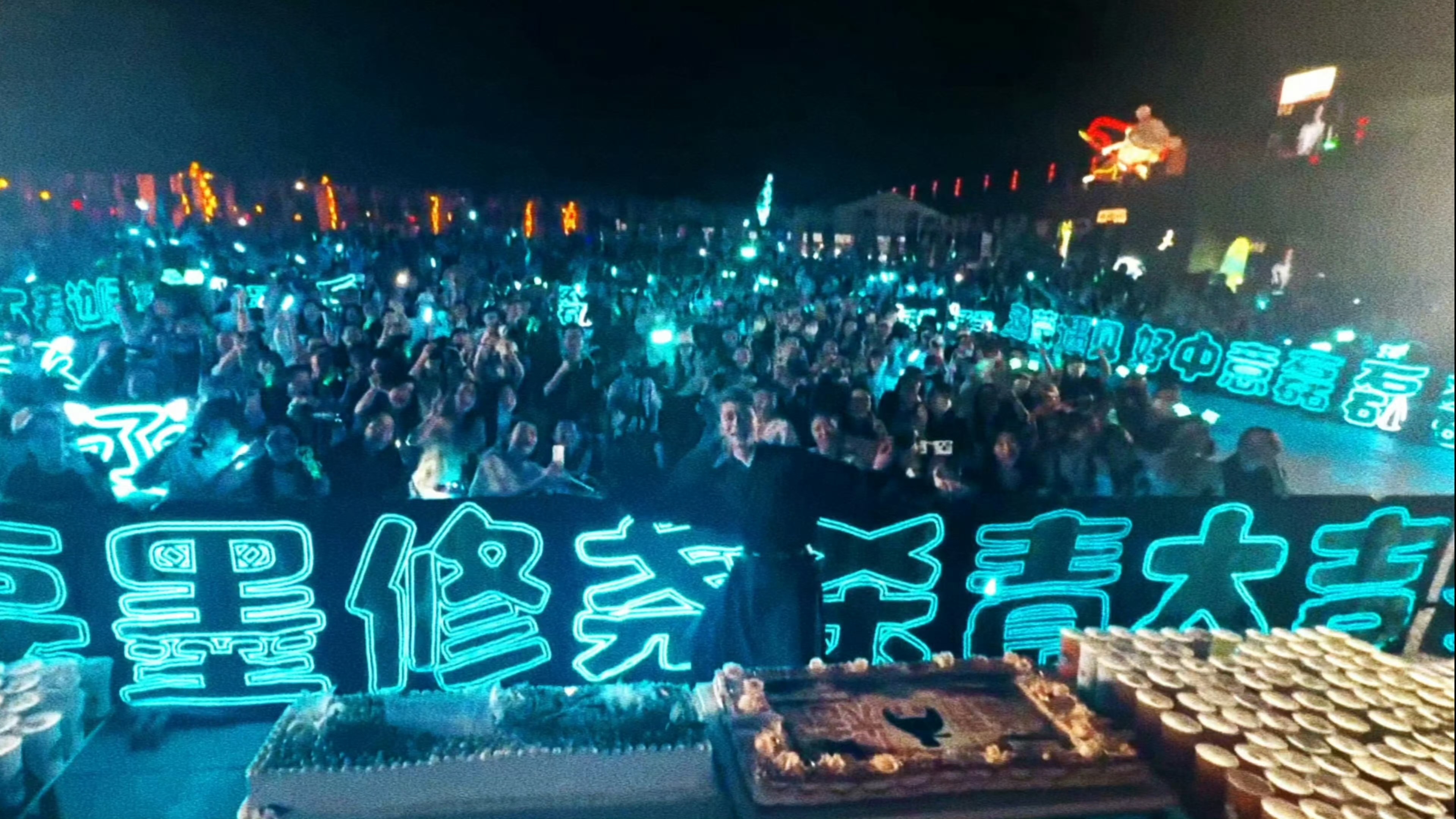 丞磊[超话] CL丞磊直播感谢粉丝杀青应援 虽然我人没到线下，但是又一次被我们丞
