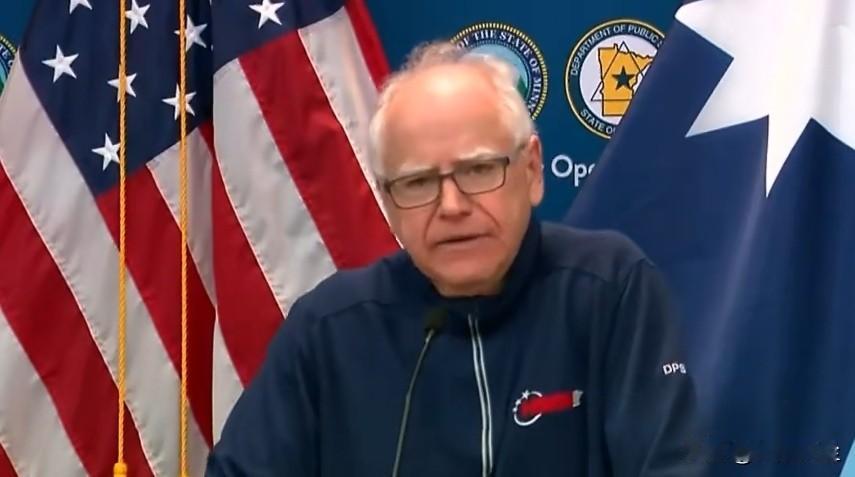 明尼苏达州长沃尔兹强烈谴责联邦政府，ICE执法致人死亡是“可预见的悲剧”。

沃