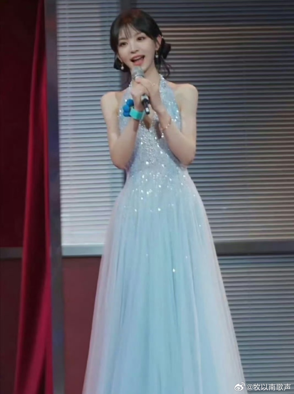 张凌赫田曦薇对唱张凌赫田曦薇对唱甜度拉满！低沉与清甜嗓音交织治愈，对视刹那笑意藏