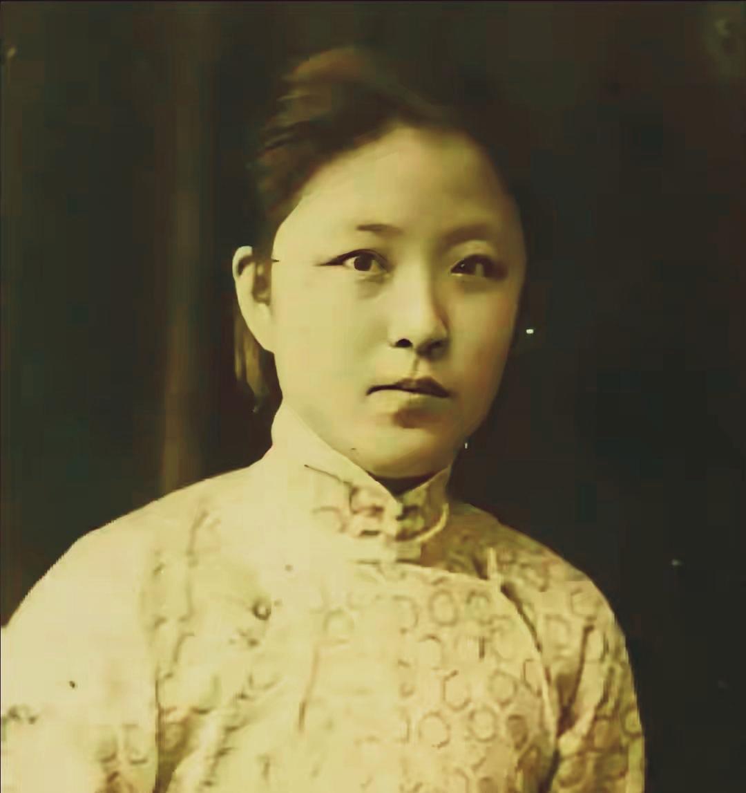 她双手发报，日寇抓了三年没抓到！叛徒开口那天，她给自己留了一颗子弹！



她叫