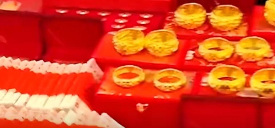 现在这社会，男的结不成婚，女的嫁不出去，男的结不成婚主要就是没钱。女的之所以成为