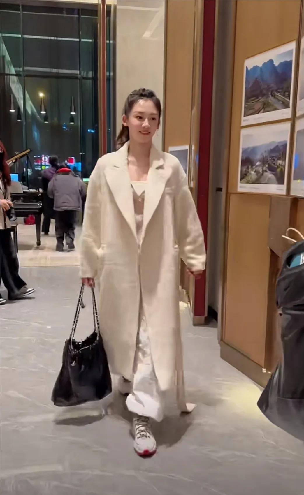 苗苗浪姐5节目录制下班，她确定是88年，36了吗？为啥这么年轻好看？而且还生了三