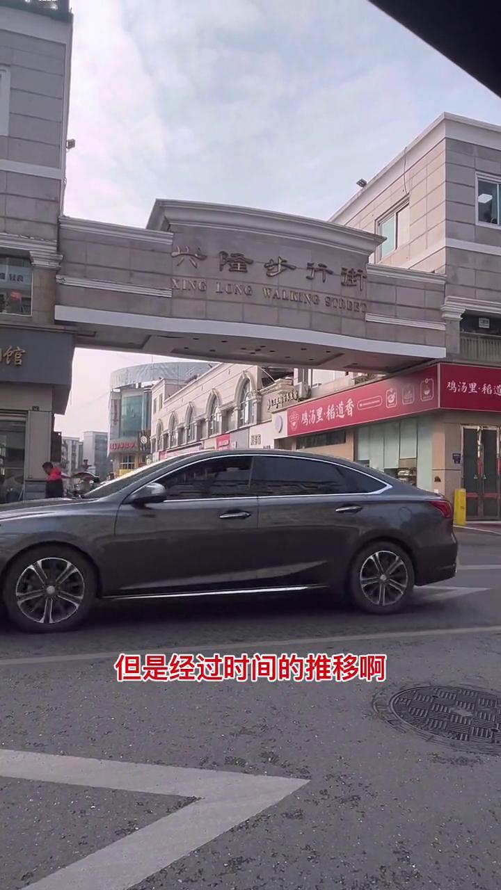 兴隆步行街在20年前也是红极一时，被称为龙泉人的春熙路。但是经过时间的推移，现在