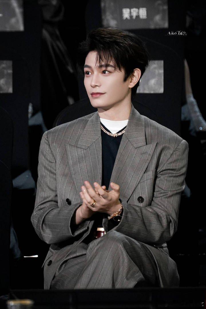 丁禹兮张海虾 dyx丁禹兮南部档案 冬日，冰凌挂枝，晶莹剔透，如同大自然的艺术品