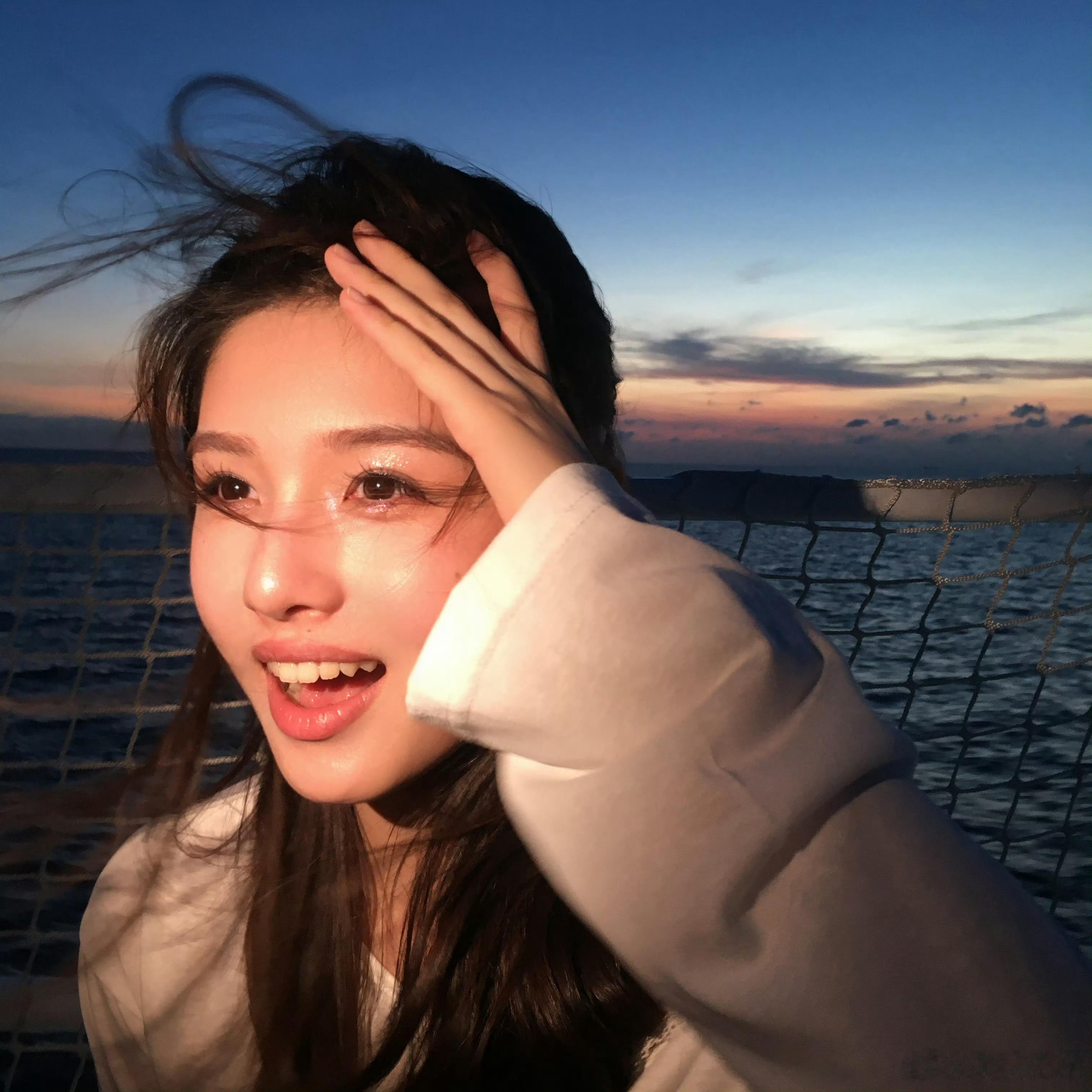 艾米宝宝高考完第一件事就是给粉饰连发两天九宫格大营业此等事业心我膜拜膜拜 