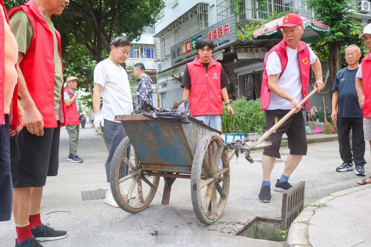 浙江宁波为每位奋战防台一线的志愿者提供专属保险 台风“巴威”步步逼近，宁波万千“