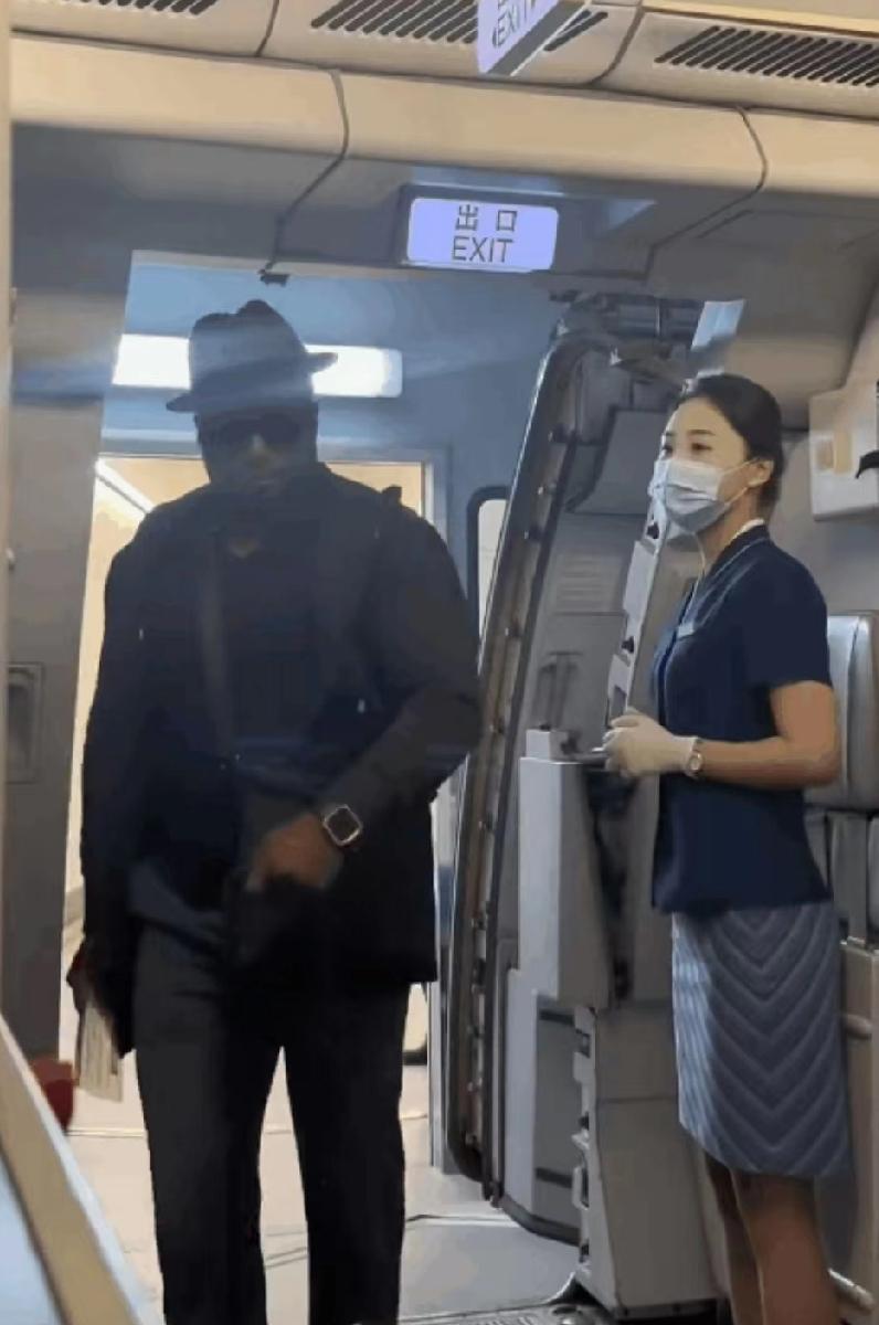 万米高空，舱门一关就变社会显微镜，你坐过哪一层？

最近刷到好几条飞机上的视频，