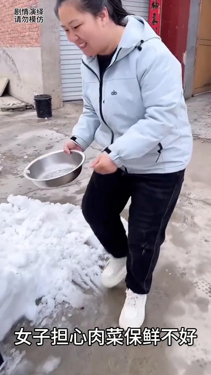 女子巧妙用积雪做的天然冰箱，这一幕真的太有才了。
女子担心肉菜保鲜不好，随后她巧