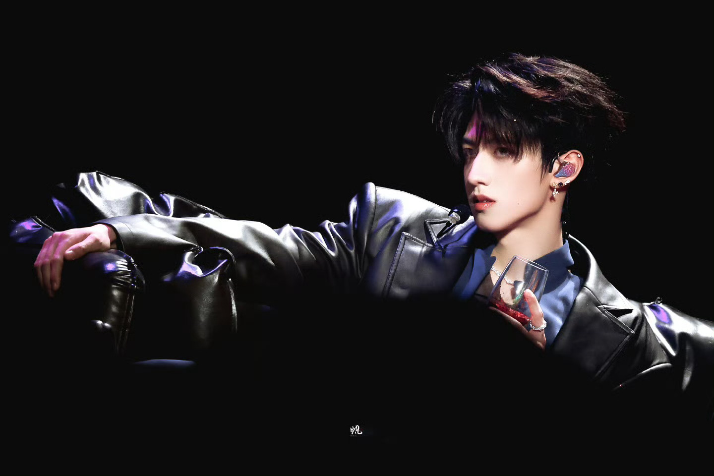 当朱志鑫把他的额头漏出来🚬一些天然的骨相优势朱志鑫露额头的神朱志鑫大背头统治区