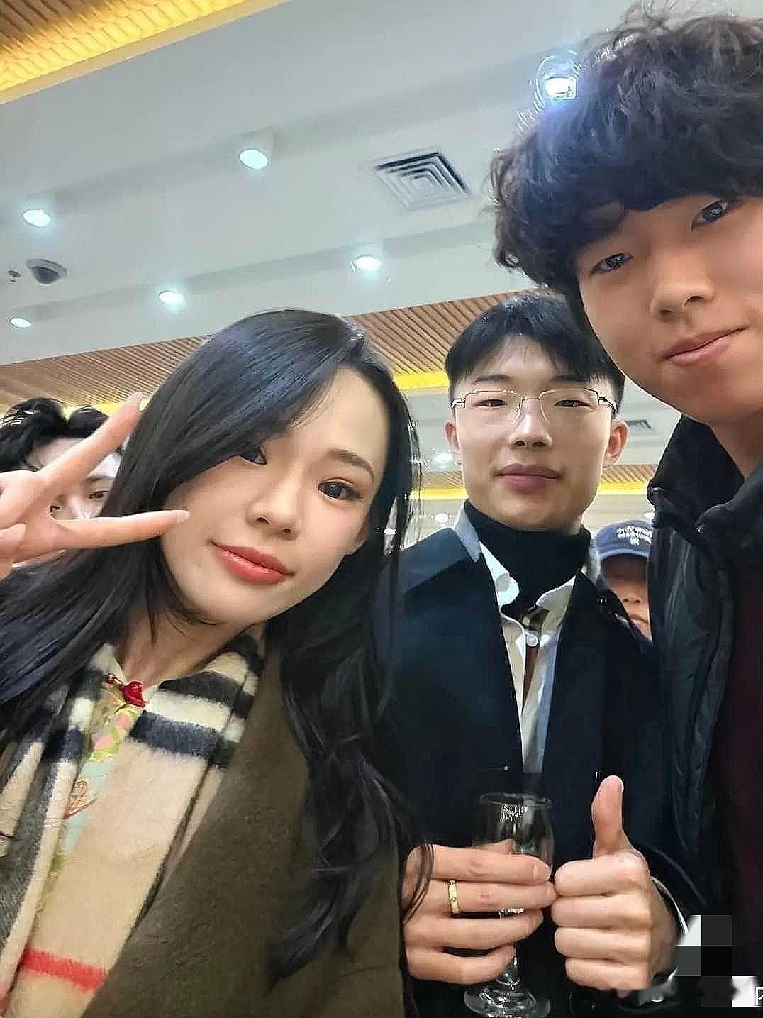 百万网红郭有才回门宴曝光，丈母娘米色套装优雅，50年纪却似30岁，这气质妥妥的“