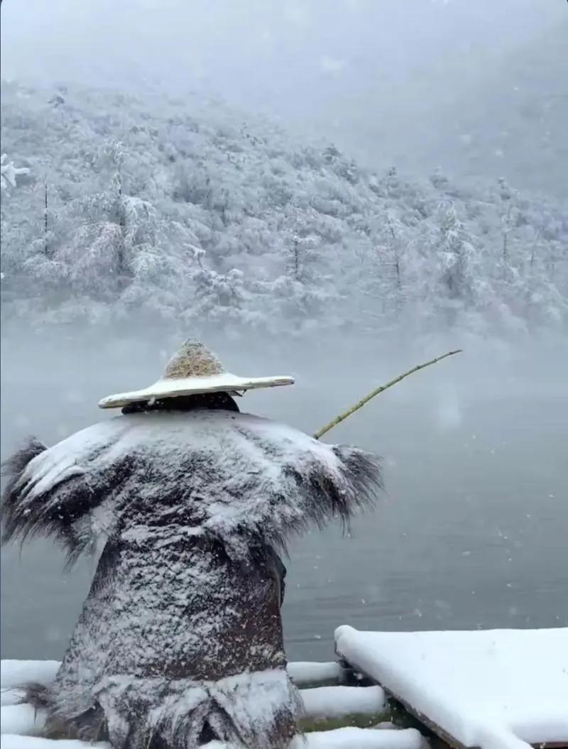 上联：静坐深潭独钓雪；
下联：？？？