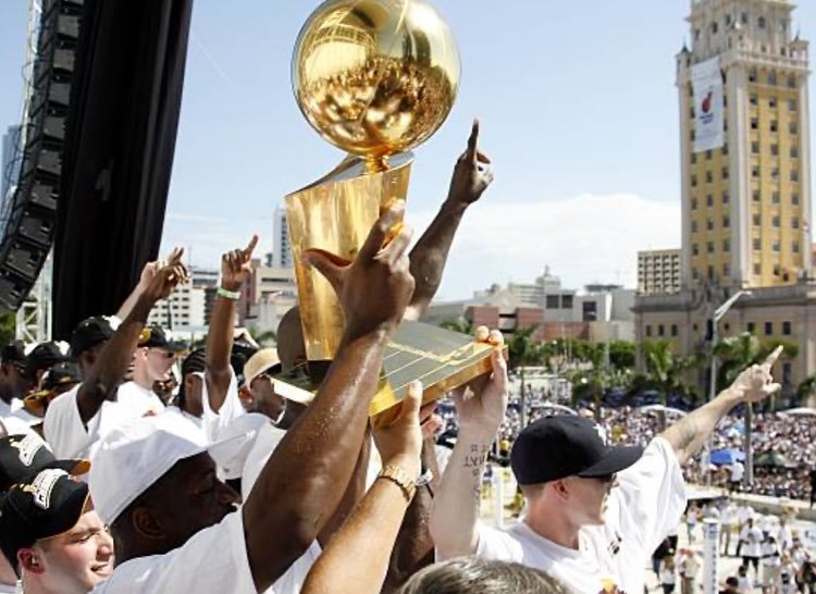 19年前的今天，热火庆祝队史首个NBA总冠军。这是一场由帕特构想、由奥尼尔承诺、