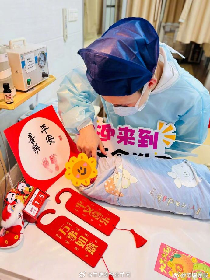 【#谢思埸官宣当爸全红婵送祝福#】8月16日，中国跳水队运动员、奥运冠军谢思埸在