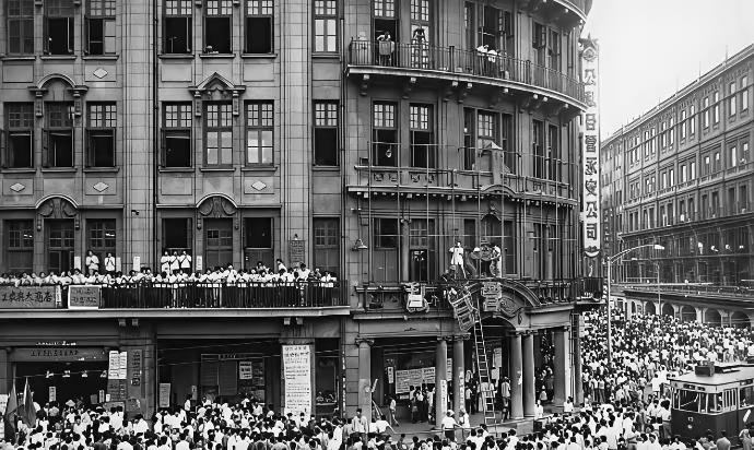 上世纪60年代的一天，上海滩街头挤满了熙熙攘攘的人群，因为当天有一场声势浩大的活