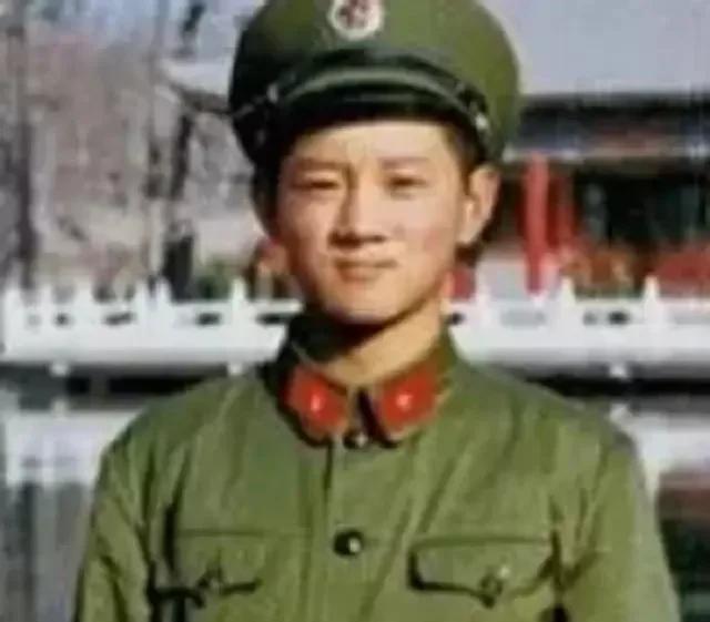 1986年，一个18岁的山东莱西小伙参军入伍，原本是冲着坦克兵去的，结果因为是初