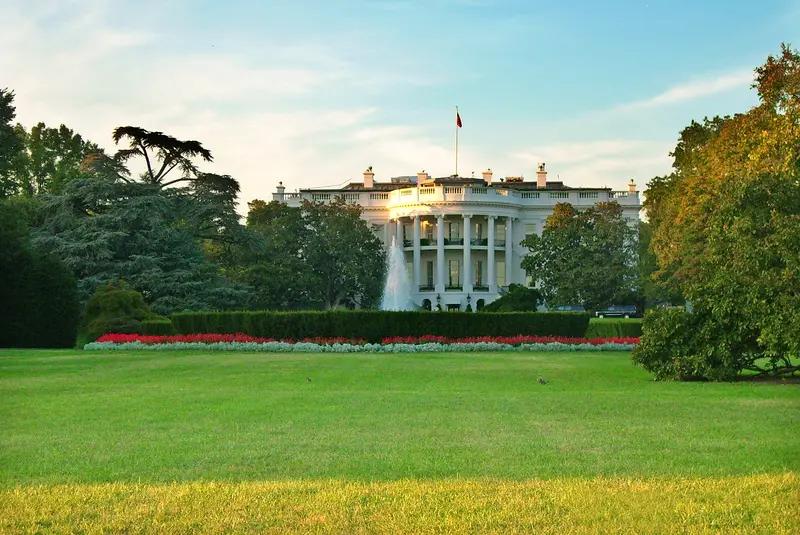 从政治角度分析

• 权力掌控意图：美联储在经济政策制定、货币发行等方面拥有巨大