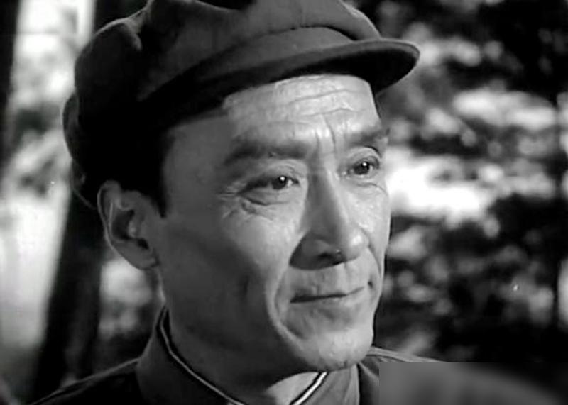 别吹《英雄儿女》里王政委的演技了，人家根本不是在演。电影里，王政委认出女儿的那一
