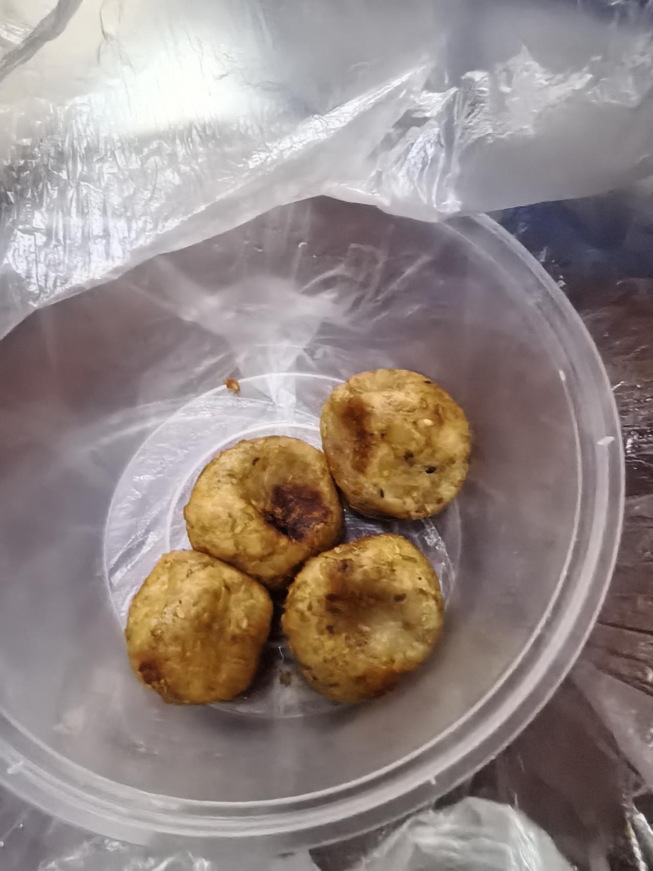 一大早刚到办公室，就看到经理带来一碗热气腾腾的丸子叫我们吃，她让猜猜是什么丸子，