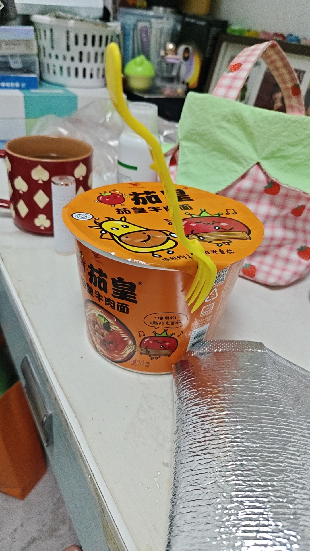 很难想象有人会在晚上的十一点半吃午饭！ 