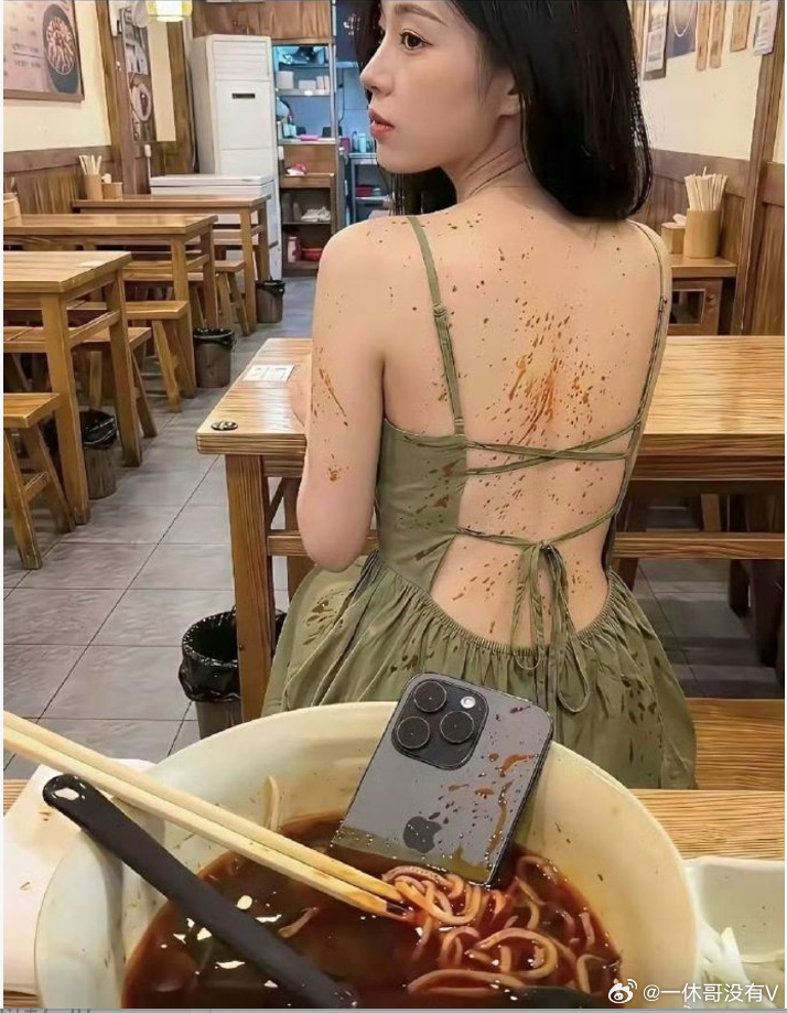 怎么办？ 生活中的意外总是那么让人哭笑不得，但愿你的手机能够从这碗汤里逃脱出来！