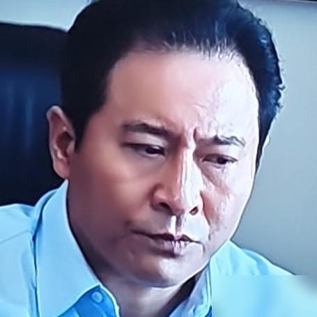 央视热播剧《交锋》中的吴金鹤本是闵中市招商局副局长，九十年代就和林看山熟悉，后来
