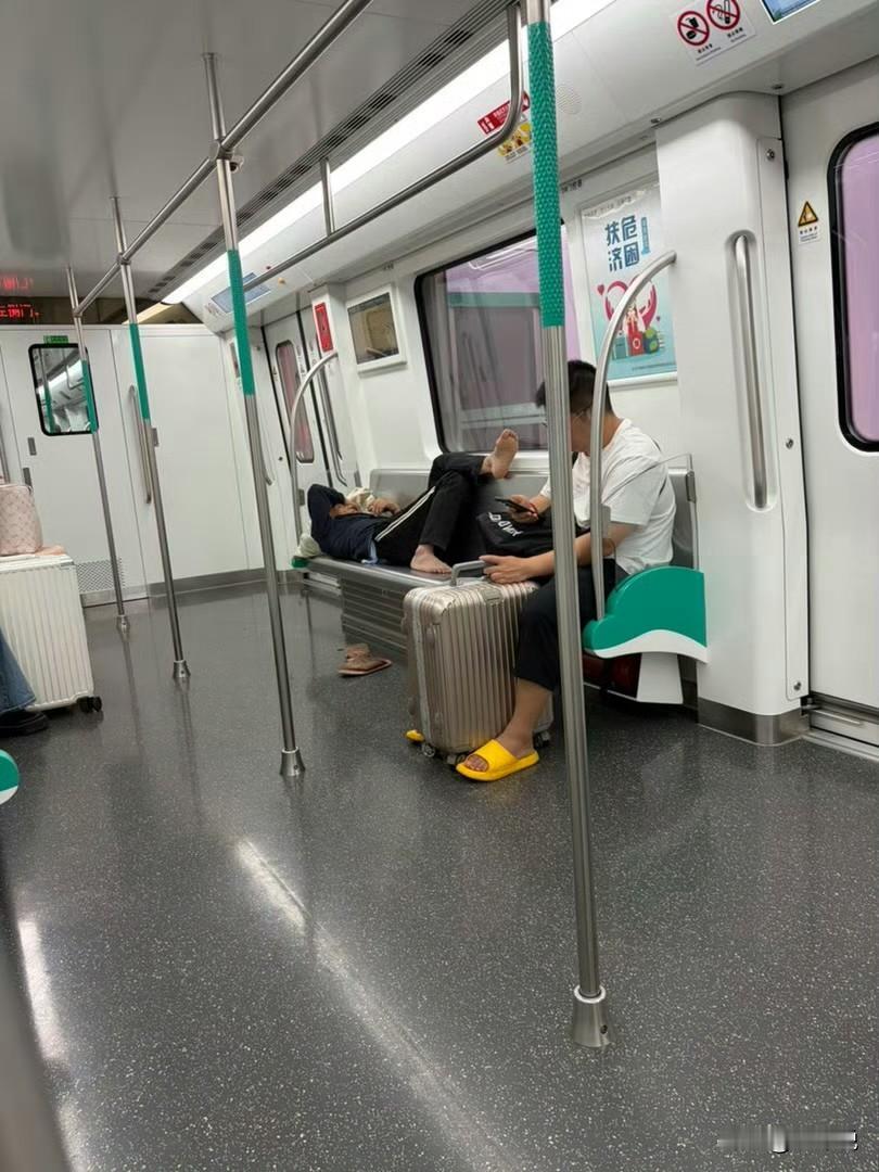 在地铁上非要脱了鞋躺着吗