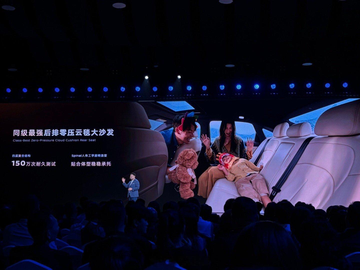 日产N7的那款“AI零压云毯座椅”也是继续照搬到了N6上面，后排则是带来了新的“