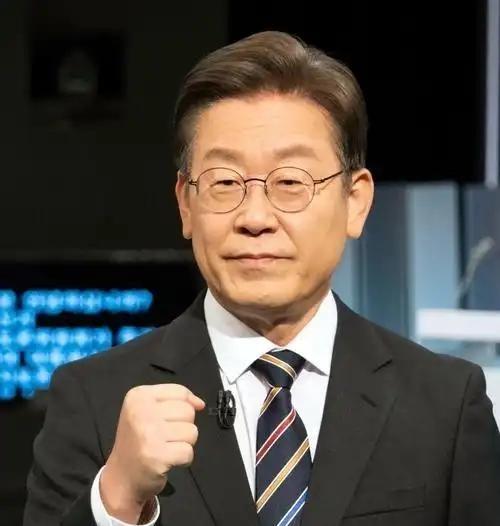 有外国记者问韩国总统李在明，中国若武统台湾你帮不帮？李在明笑着说，那是别人的家务