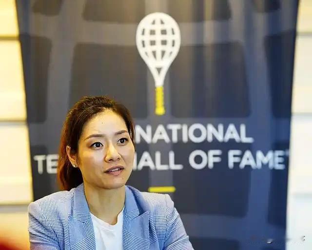 李娜，中国首位网球大满贯单打冠军，如今成赛事总监。

在中国网球历史上,李娜是一