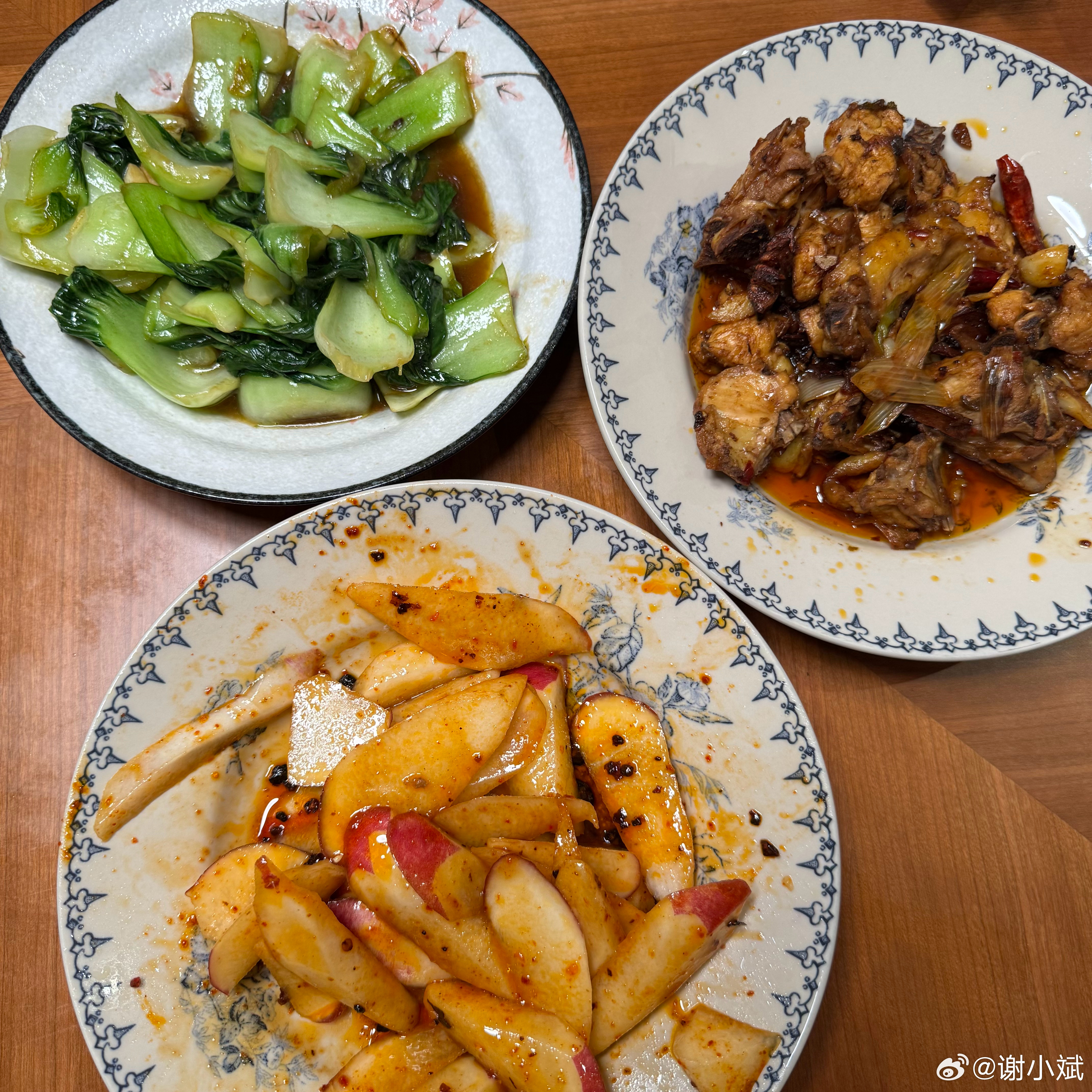 今日晚饭，回杭州自己做饭得第一餐。你们都吃完饭了吗？[送花花]非常好吃😋！非常