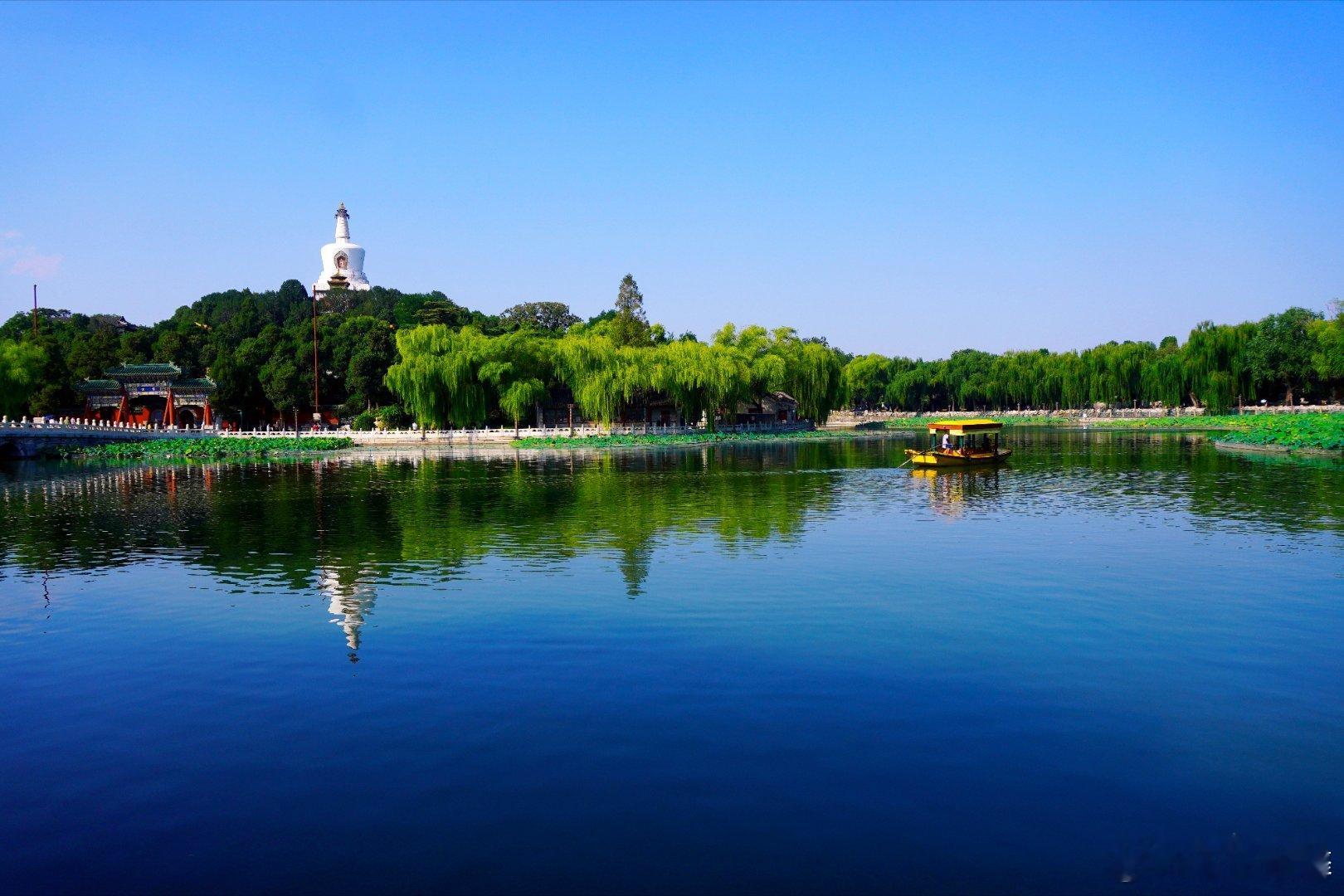 【盛夏】🌿北海公园是一颗镶嵌在都市中的璀璨明珠，阳光炽热，却丝毫掩盖不了它的魅