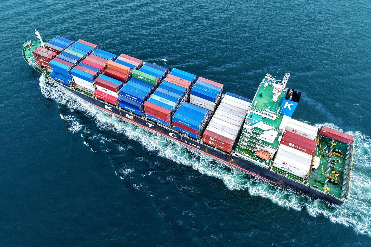 【据报道，美国特种部队突袭了一艘从中国驶往伊朗的船只，船上载有军事相关物品】
