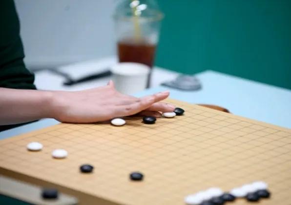 关注韩国棋战：
女子最强战~两老两少挺进四强



中国明仕杯围棋团体赛刚刚偃旗