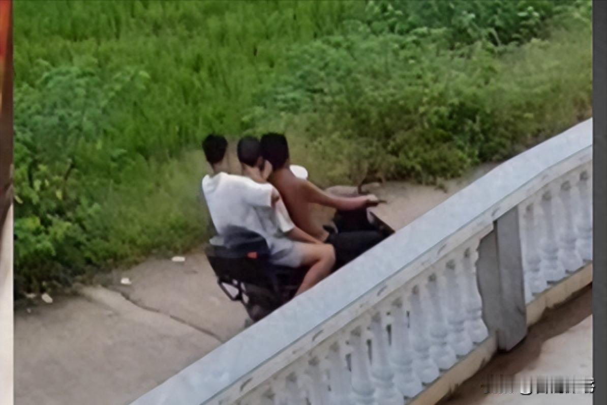 一名男子不慎溺亡后，两名同伴为了掩盖事实，将尸体载回家，并摆成睡姿，直到尸体腐烂