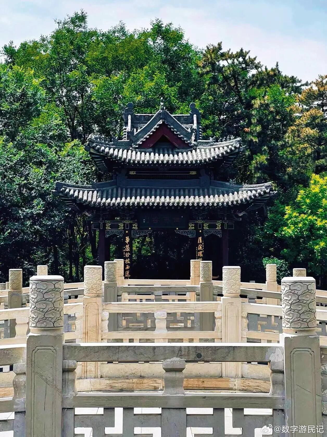 第一次去晋祠，真的建议跟一位好老师，很多人逛晋祠，拍完圣母殿、鱼沼飞梁和老树，四