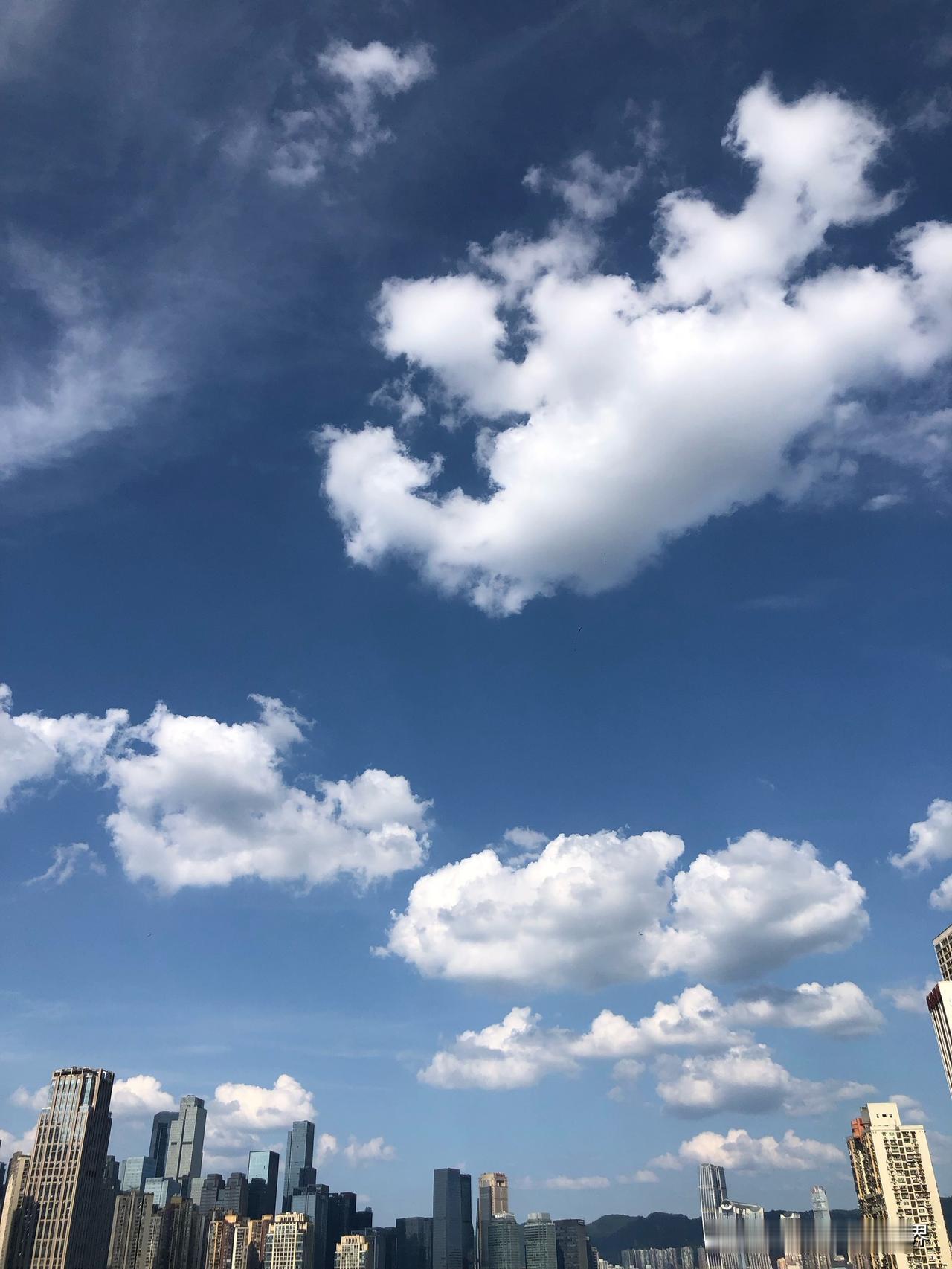 苹果iPhone 8 P拍摄的7月10日重庆蓝天白云，感觉一到夏天，我的苹果iP